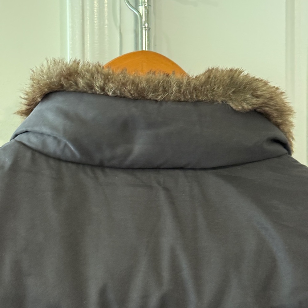 Eddie Bauer Women's Black Down Vest Faux Fur Collar L Outerwear EUC Cabincore - Picture 4 of 5
